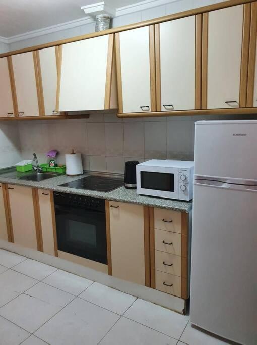 Spanish Style Apartment Near The Beach ตอร์เรเวียคา ภายนอก รูปภาพ